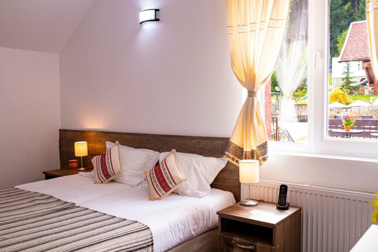 Hotel Floare De Colt Mînăstirea Humorului Buitenkant foto