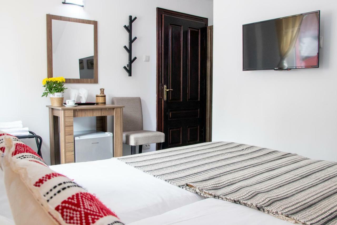Hotel Floare De Colt Mînăstirea Humorului Buitenkant foto
