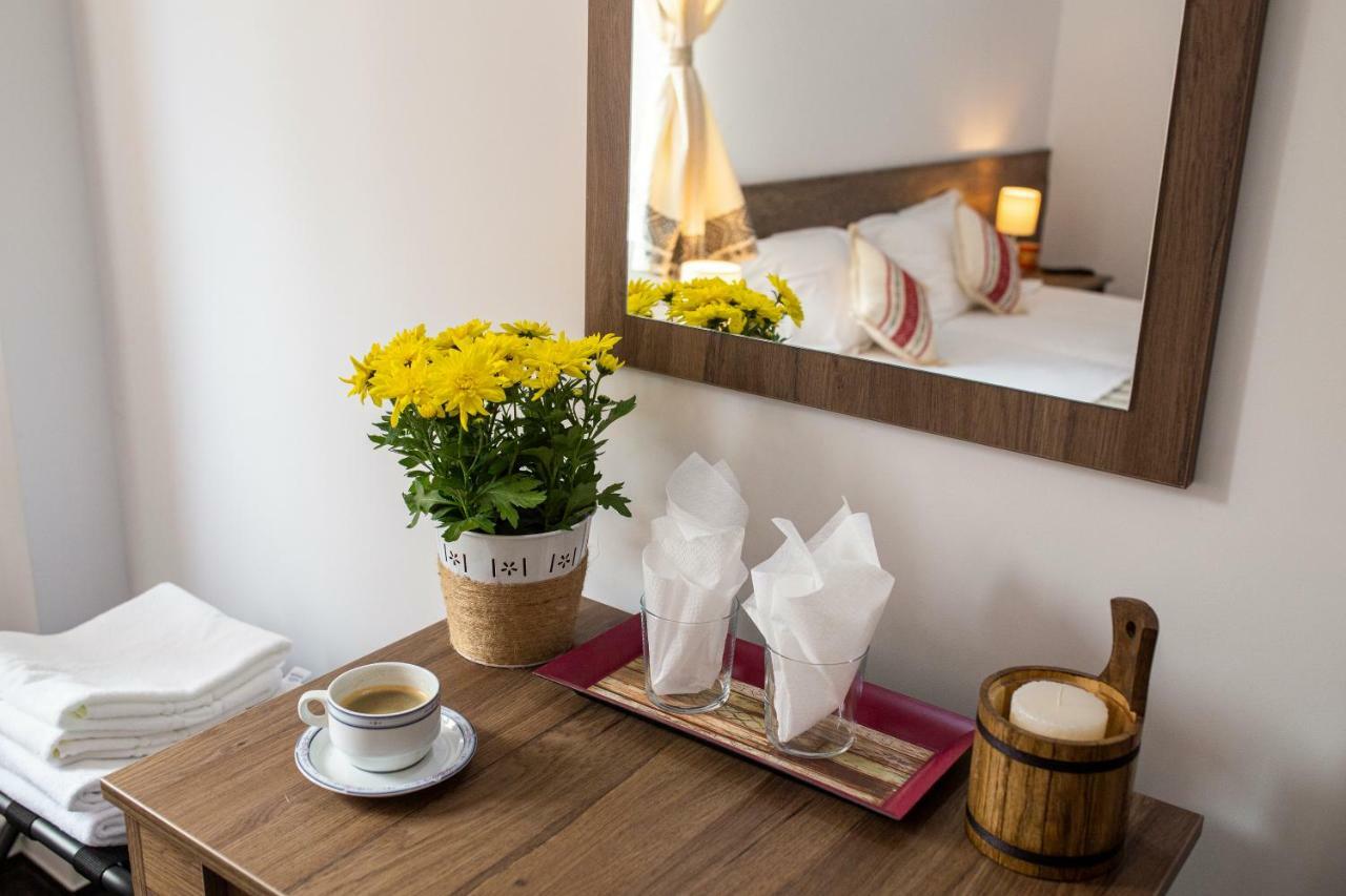 Hotel Floare De Colt Mînăstirea Humorului Buitenkant foto