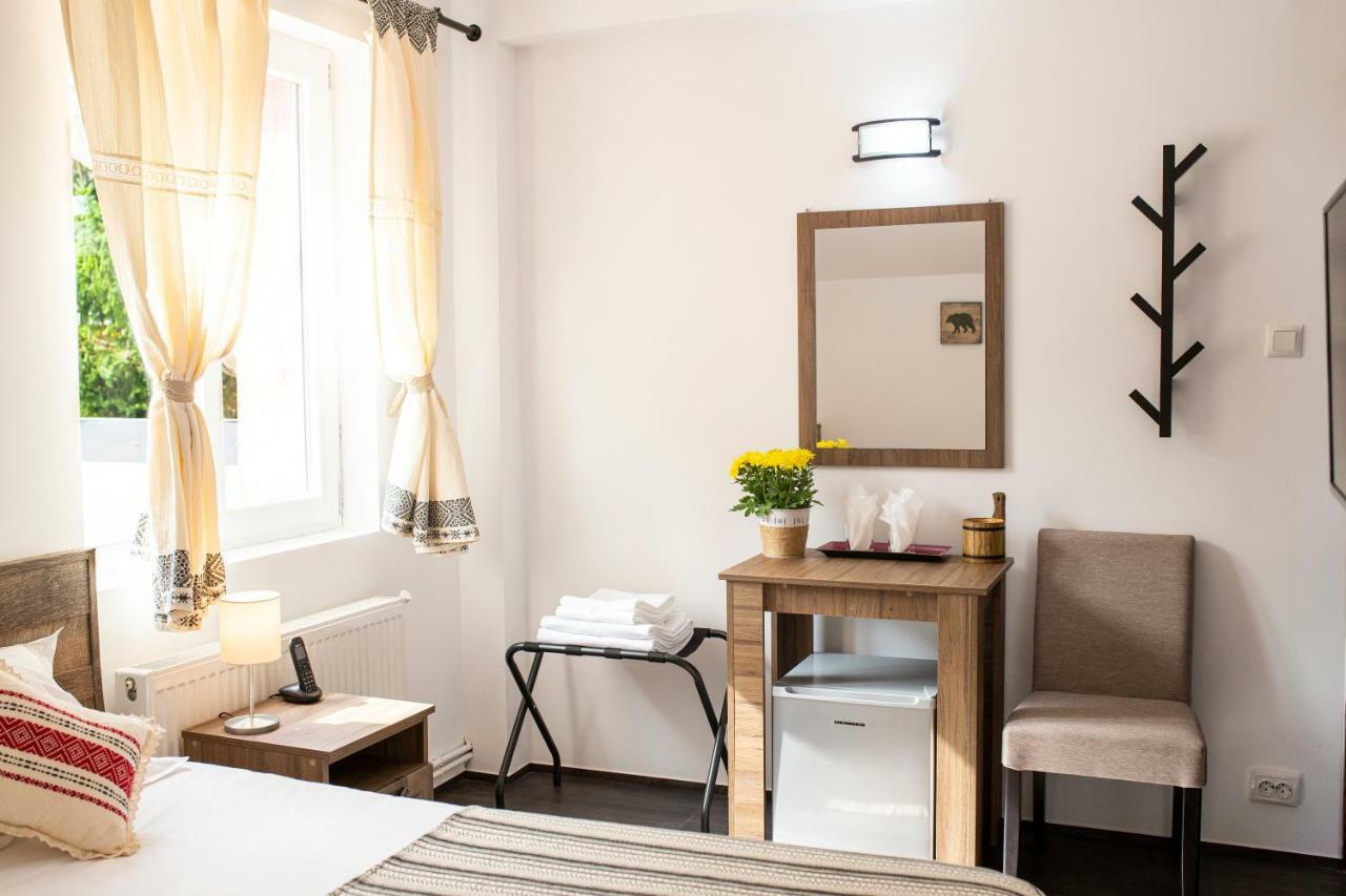 Hotel Floare De Colt Mînăstirea Humorului Buitenkant foto