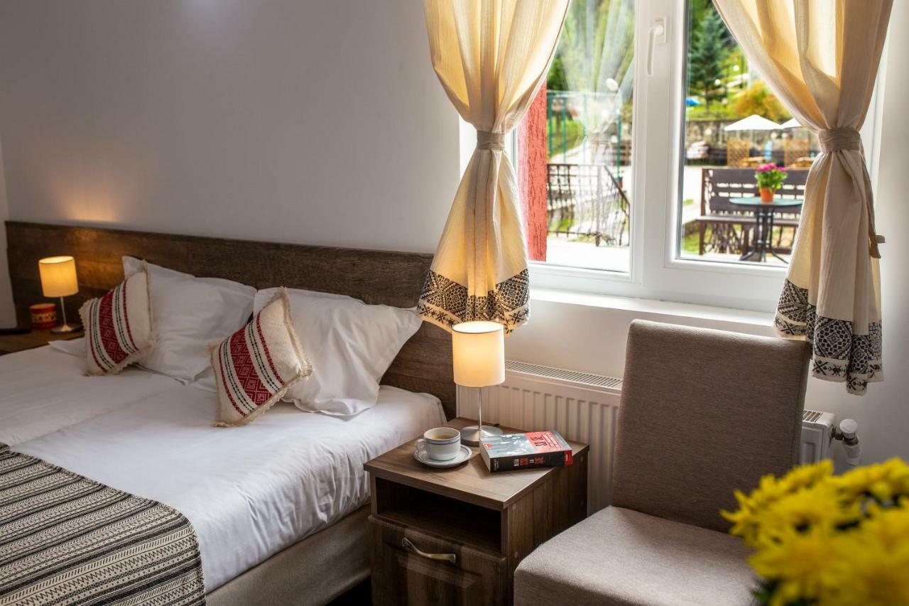 Hotel Floare De Colt Mînăstirea Humorului Buitenkant foto