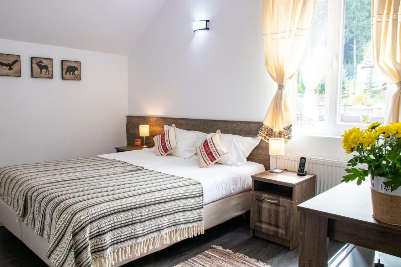 Hotel Floare De Colt Mînăstirea Humorului Buitenkant foto