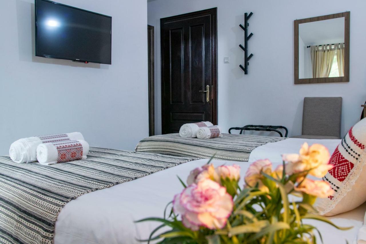 Hotel Floare De Colt Mînăstirea Humorului Buitenkant foto