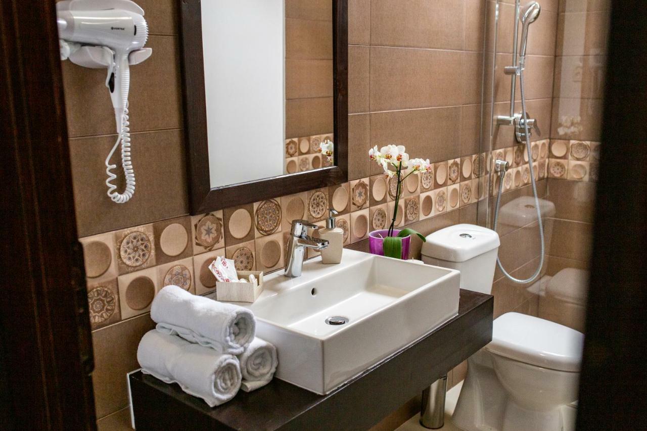 Hotel Floare De Colt Mînăstirea Humorului Buitenkant foto